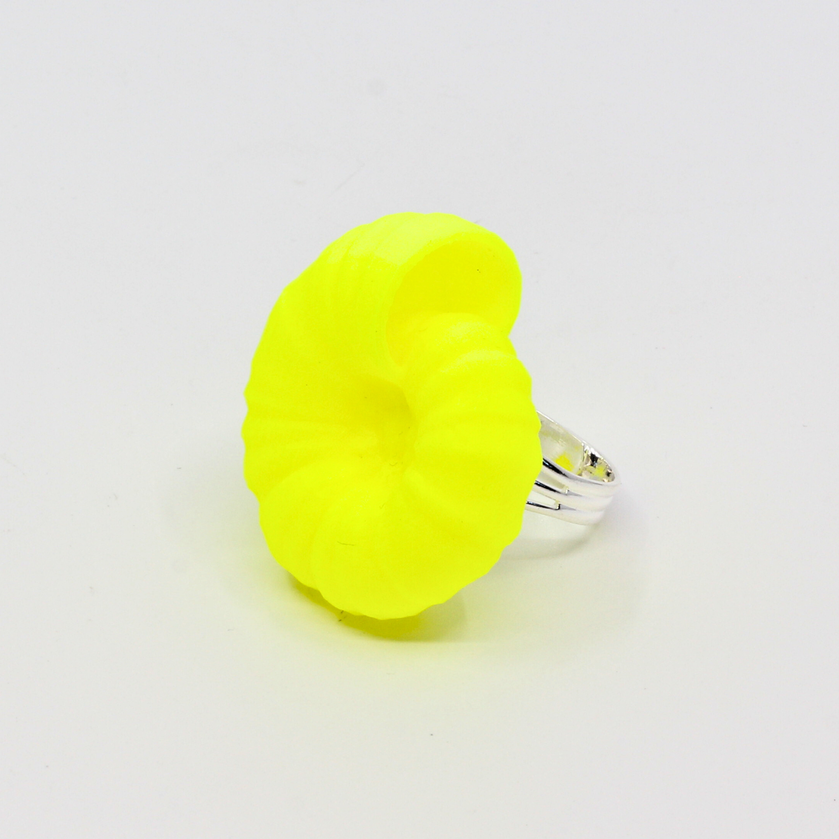 Fingerring 'Cyber Rocks Ammonit Neon yellow' - Statement-Ring von Tukadu