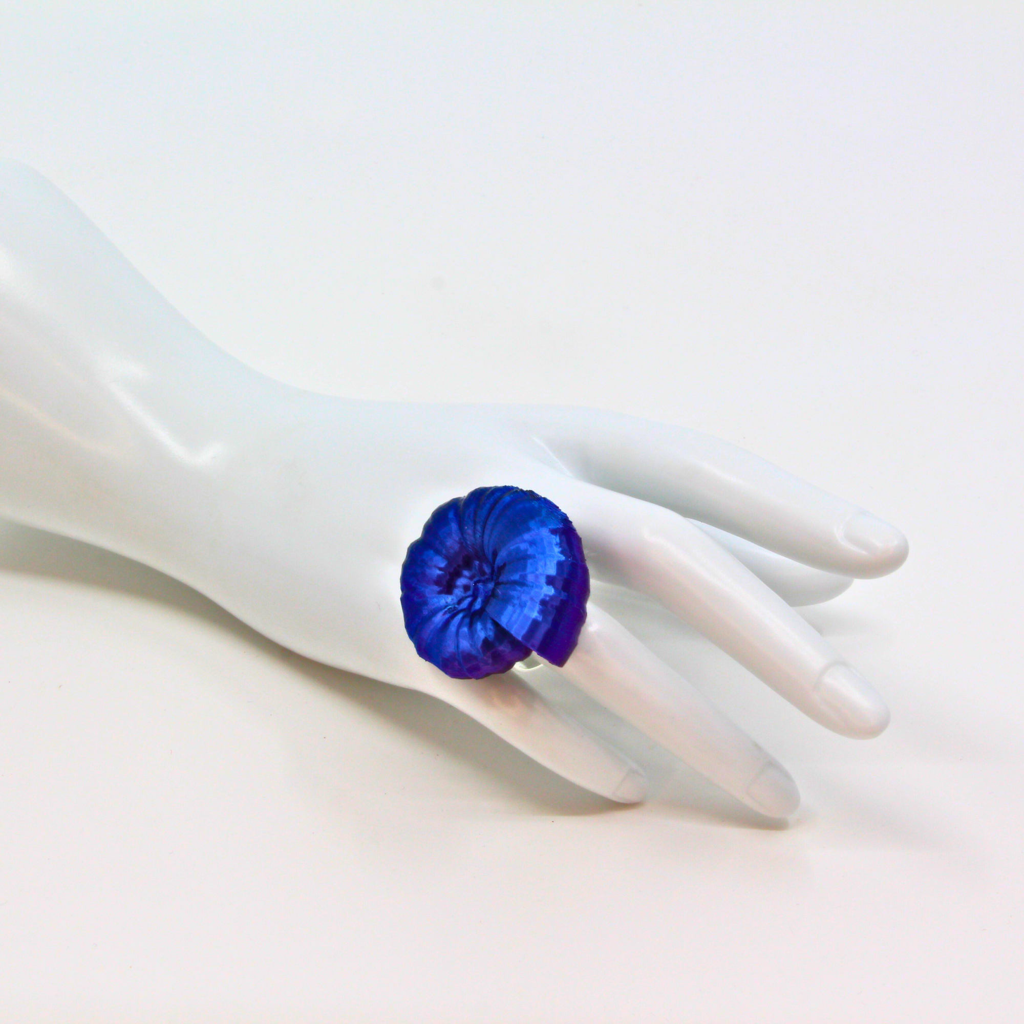 Fingerring 'Cyber Rocks Ammonit Galactic Blue-Violet' - Statement-Ring von Tukadu