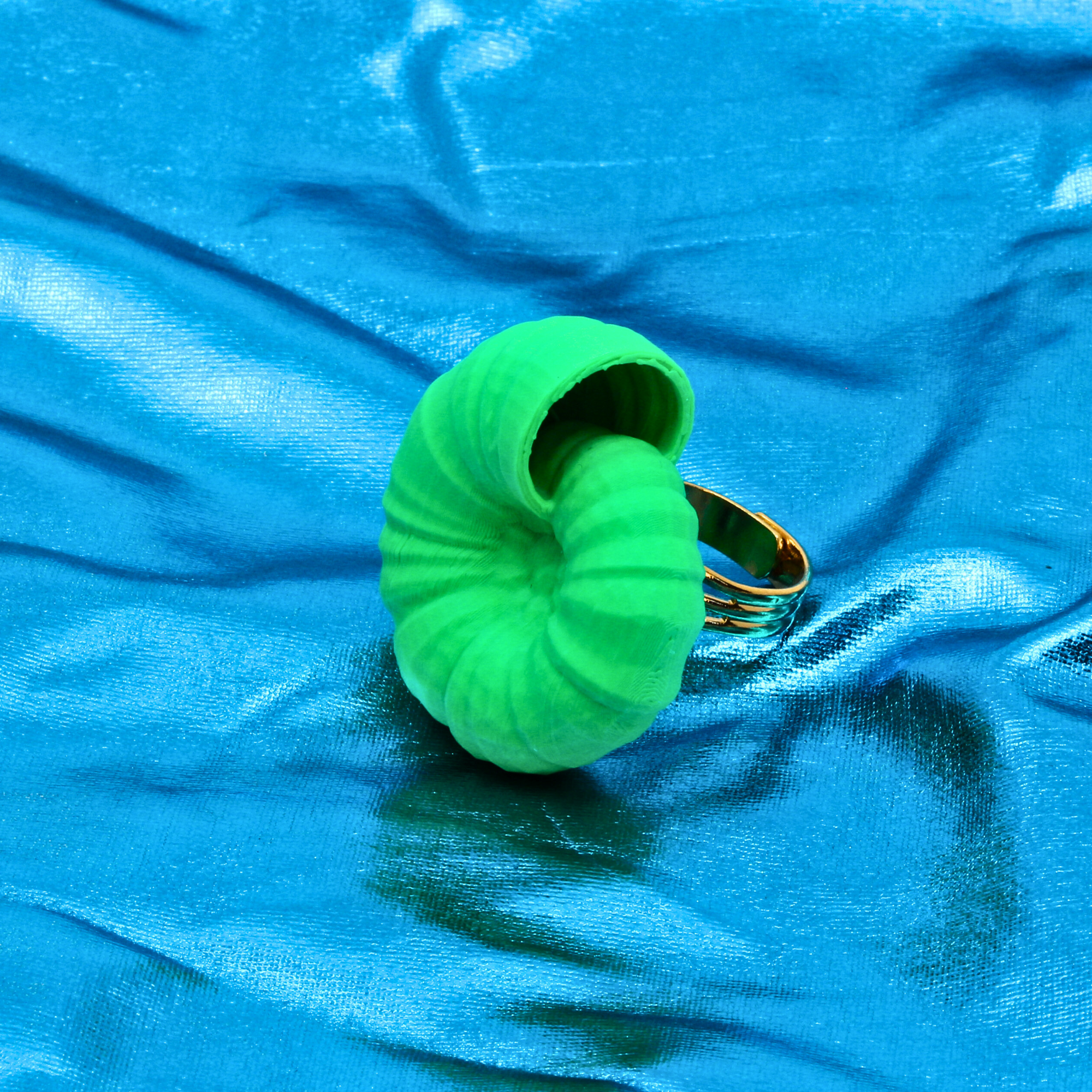 Fingerring 'Pop Rocks Ammonit Neon Green' - Statement-Ring von Tukadu