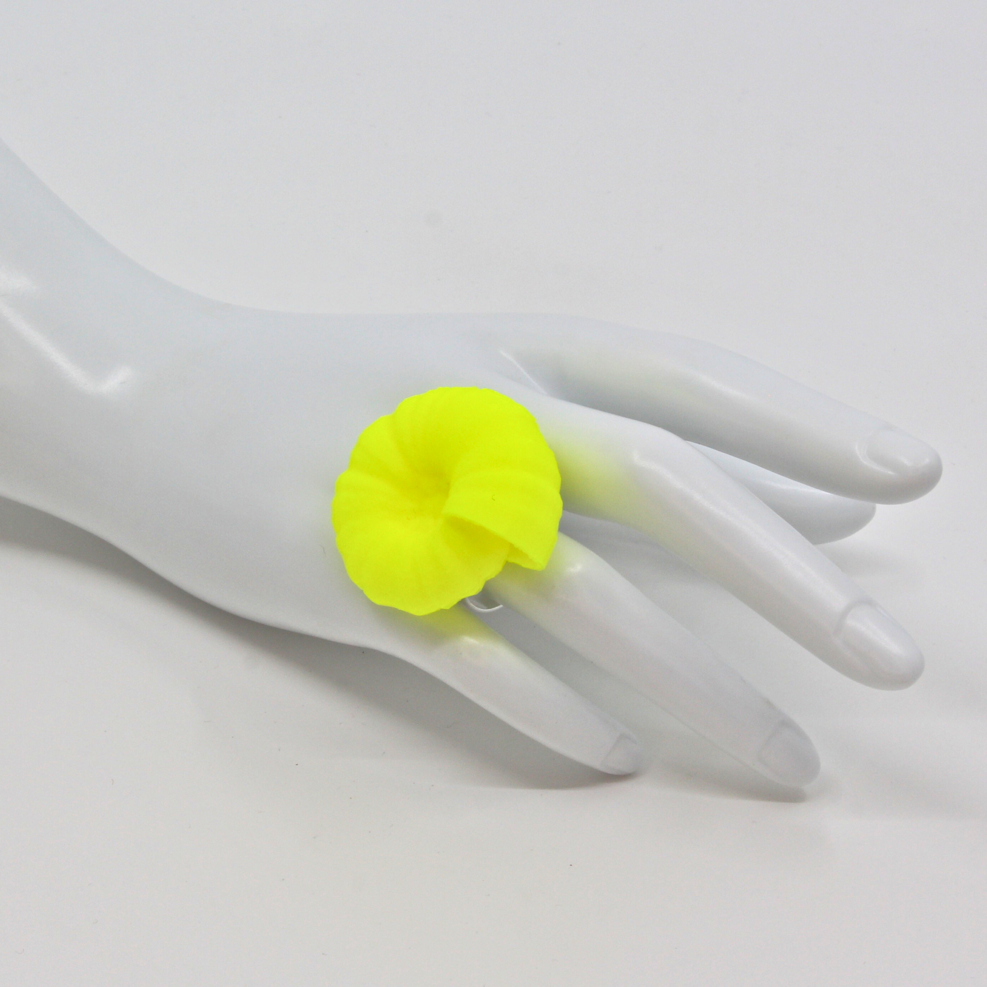 Fingerring 'Cyber Rocks Ammonit Neon yellow' - Statement-Ring von Tukadu