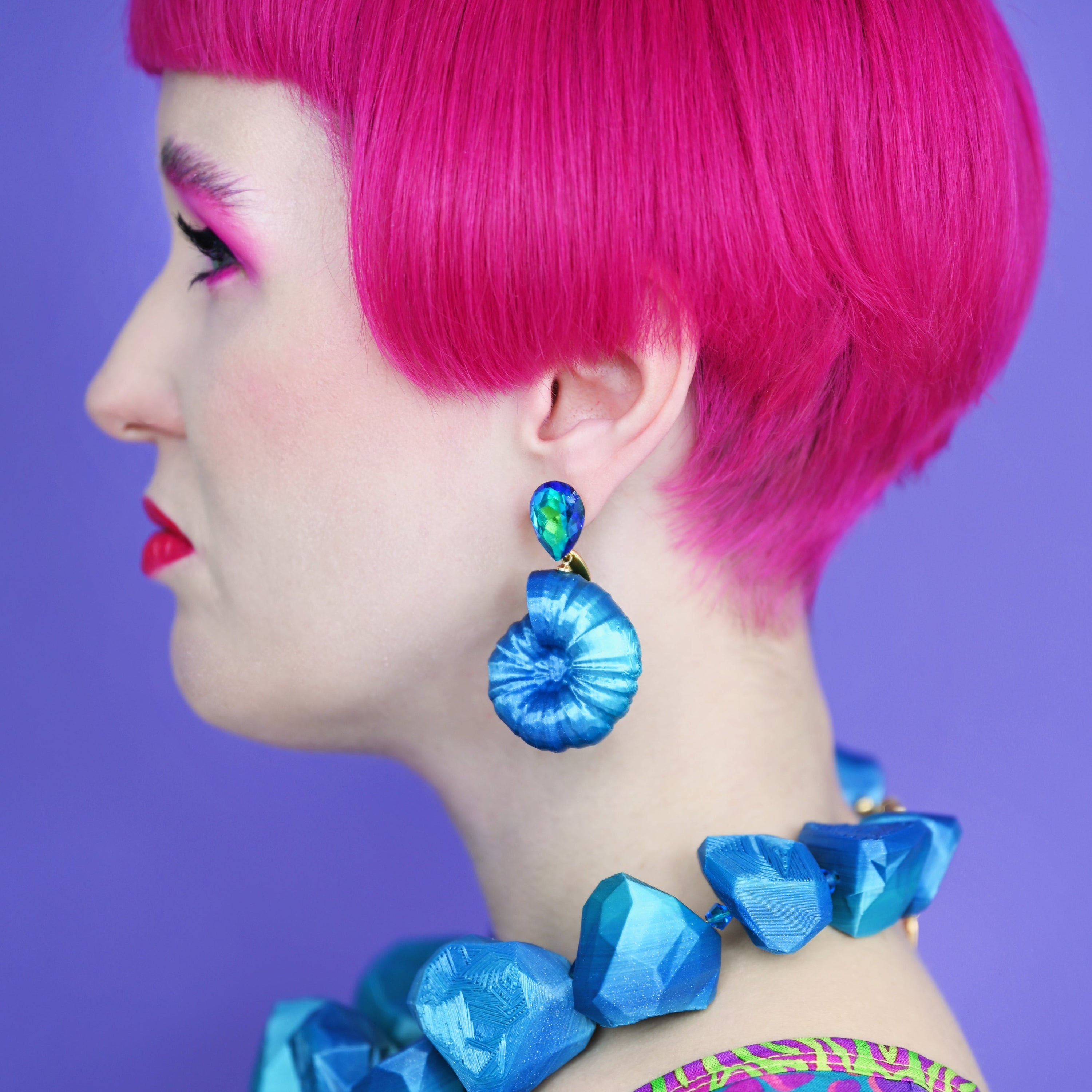 Tukadu 'Ammonite Dreams' Shades of blue – 3D-gedruckte Statement-Ohrringe mit türkis-grünem Kristall & Fossilien-Design