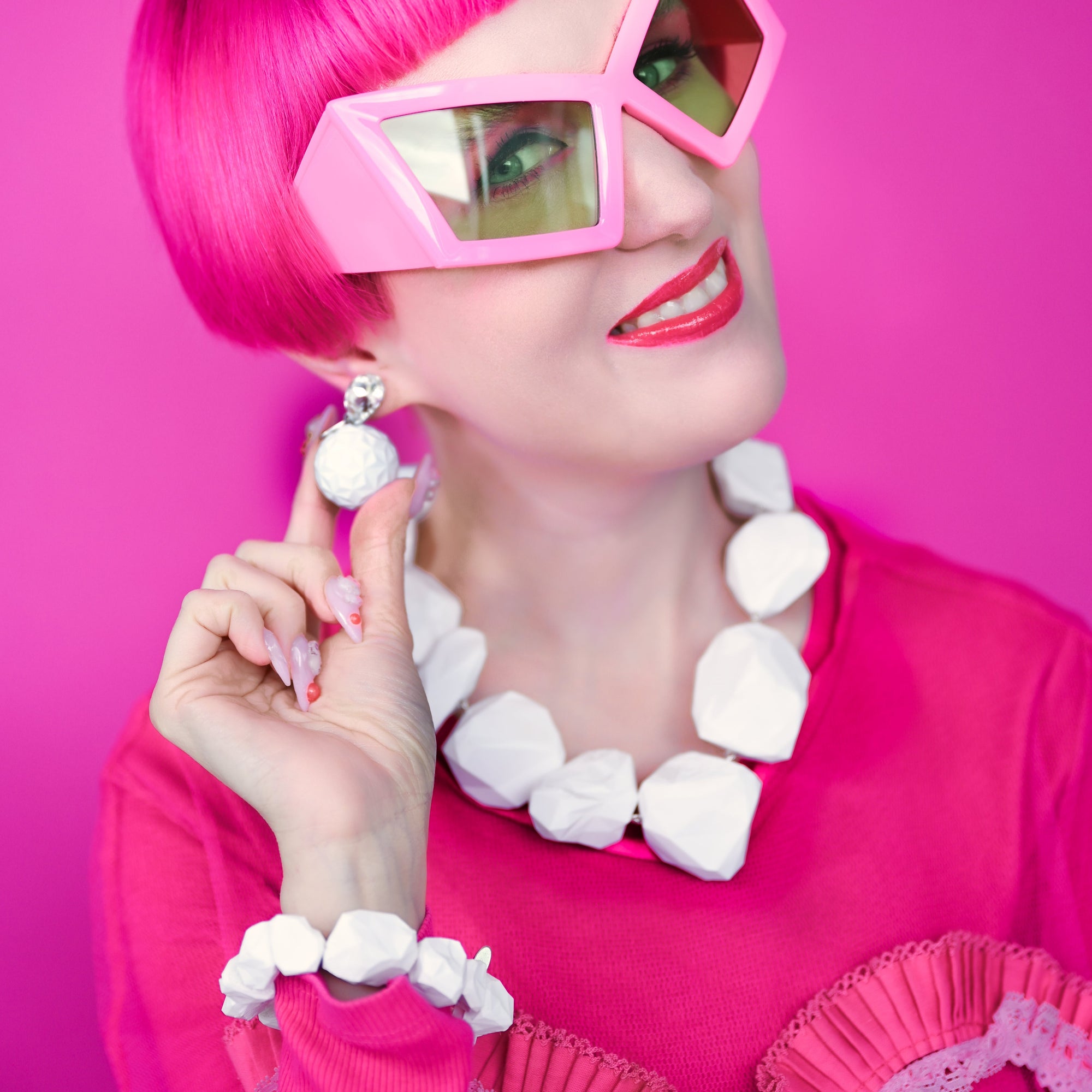 Tukadu Armband 'Pop Rock’–White Chunk–Handgefertigtes Statement-Schmuckstück mit 3D-gedruckten Polygon-Steinen & Elastikband