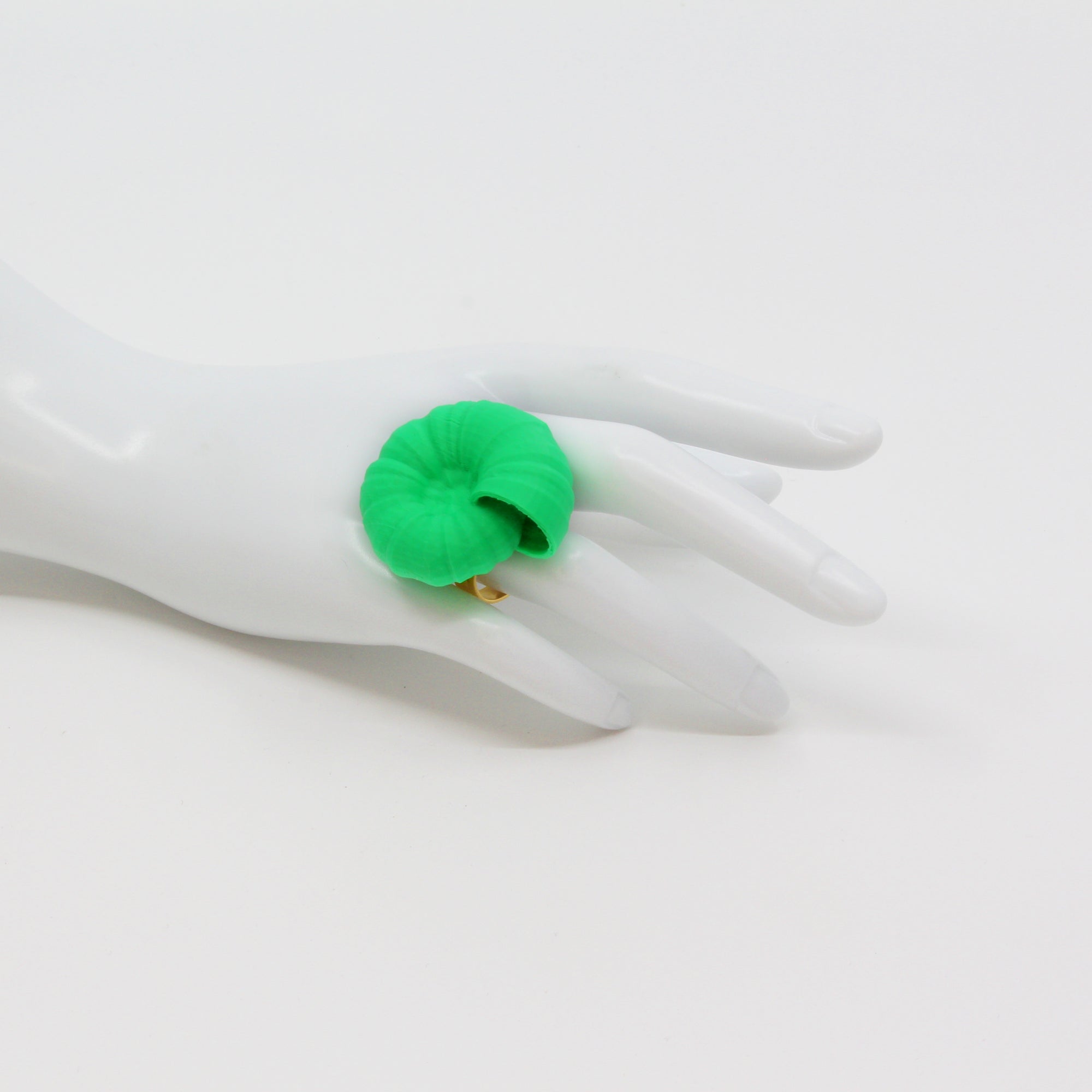 Fingerring 'Pop Rocks Ammonit Neon Green' - Statement-Ring von Tukadu