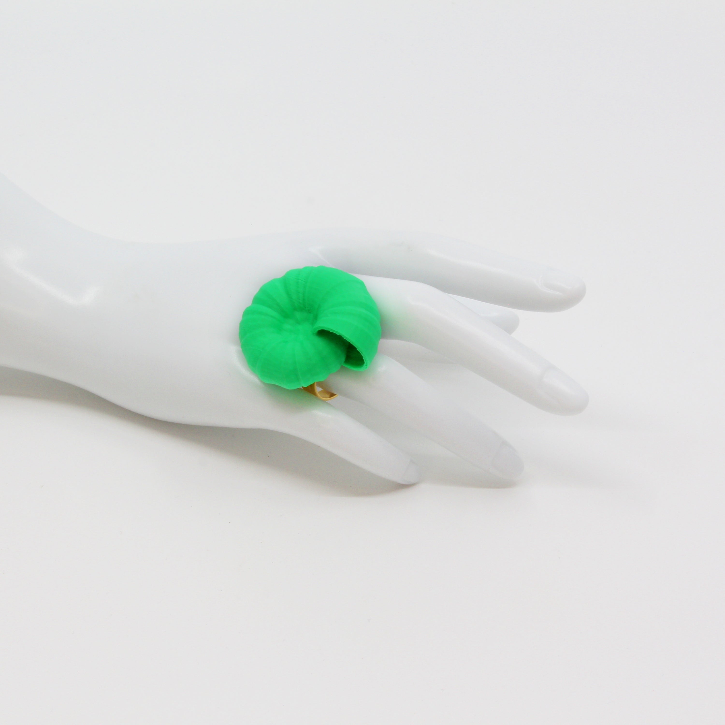 Fingerring 'Pop Rocks Ammonit Neon Green' - Statement-Ring von Tukadu