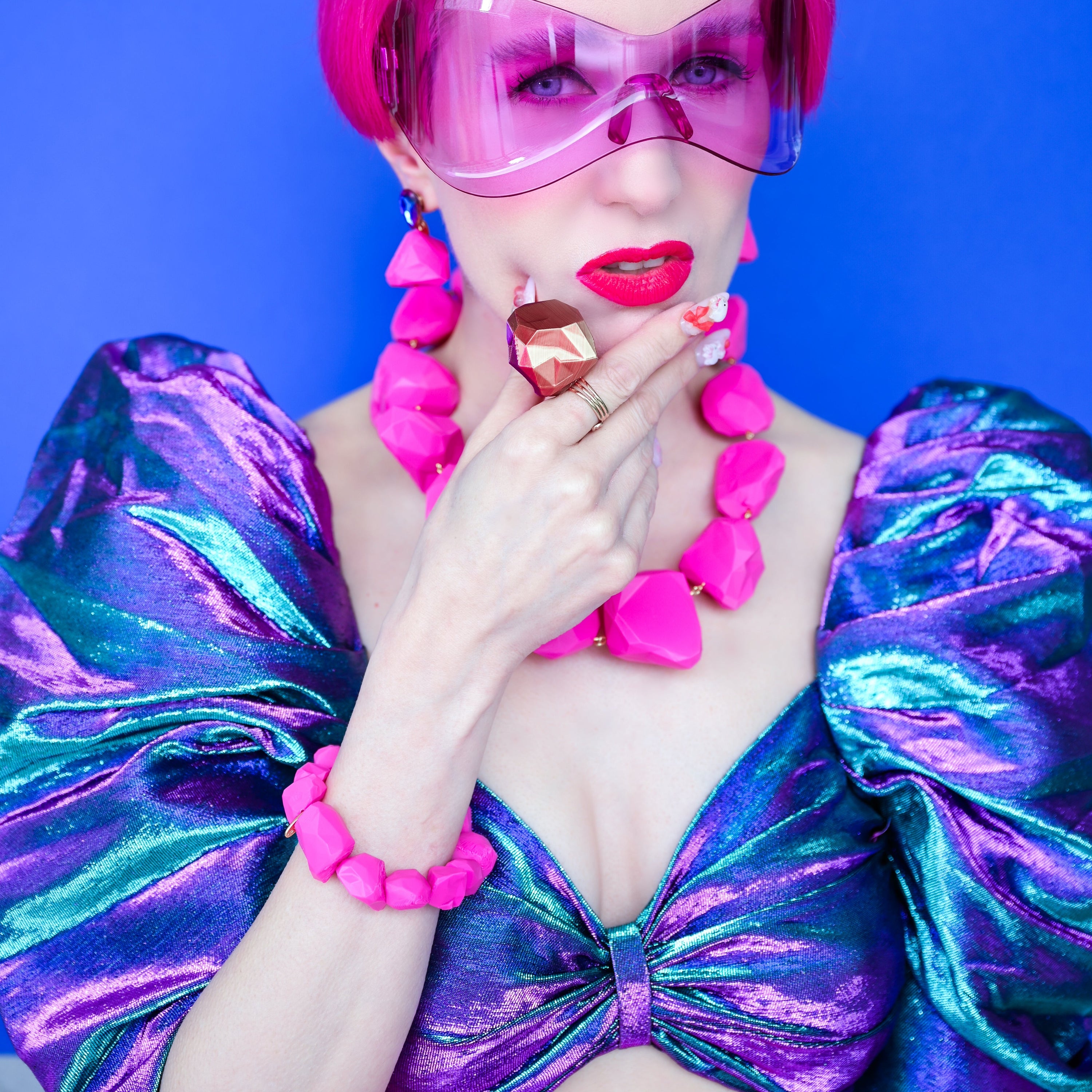 'Pop Rocks’ Armband Neon Pink' – Handgefertigtes Statement-Schmuckstück mit 3D-gedruckten Polygon-Steinen & Elastikband von Tukadu