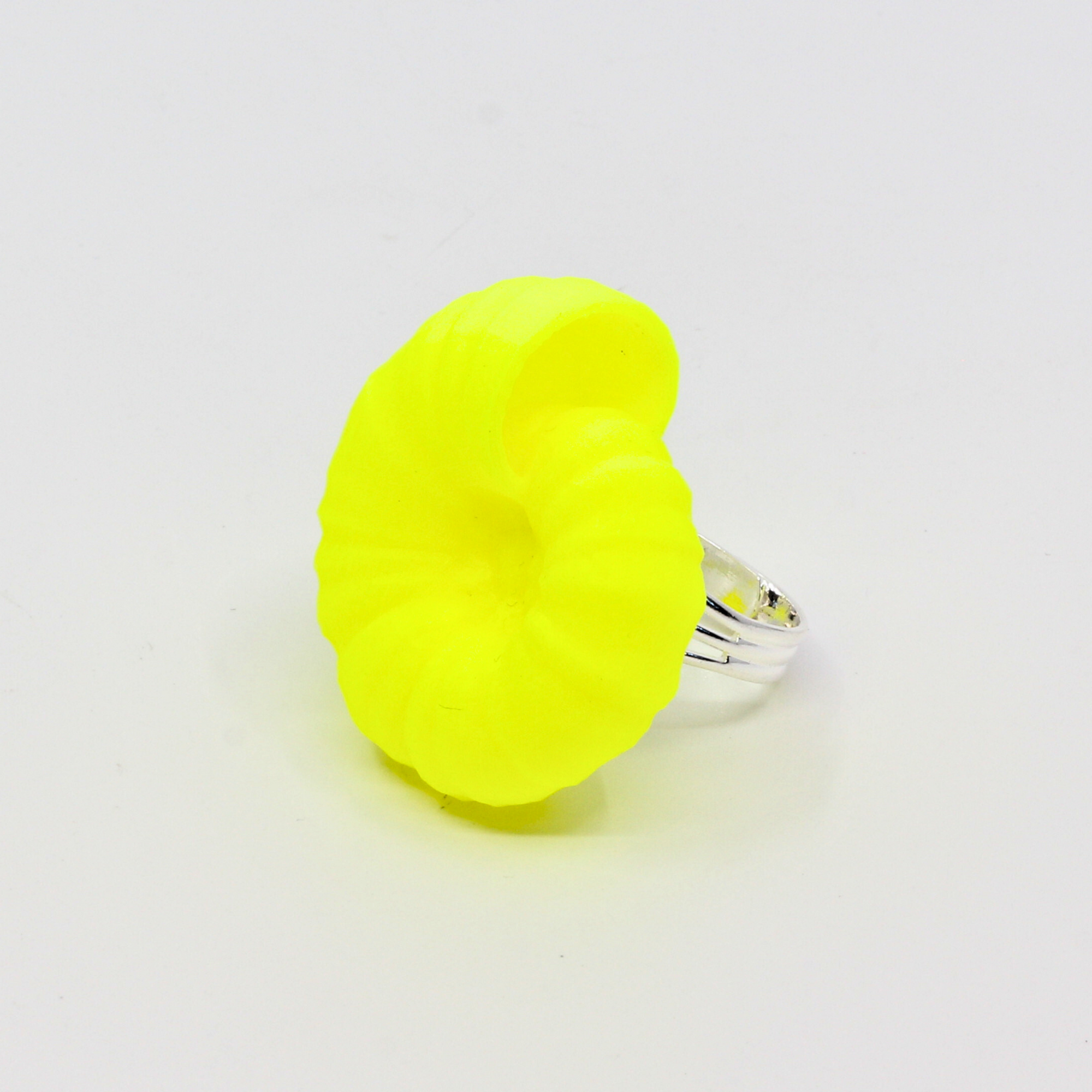 Fingerring 'Cyber Rocks Ammonit Neon yellow' - Statement-Ring von Tukadu