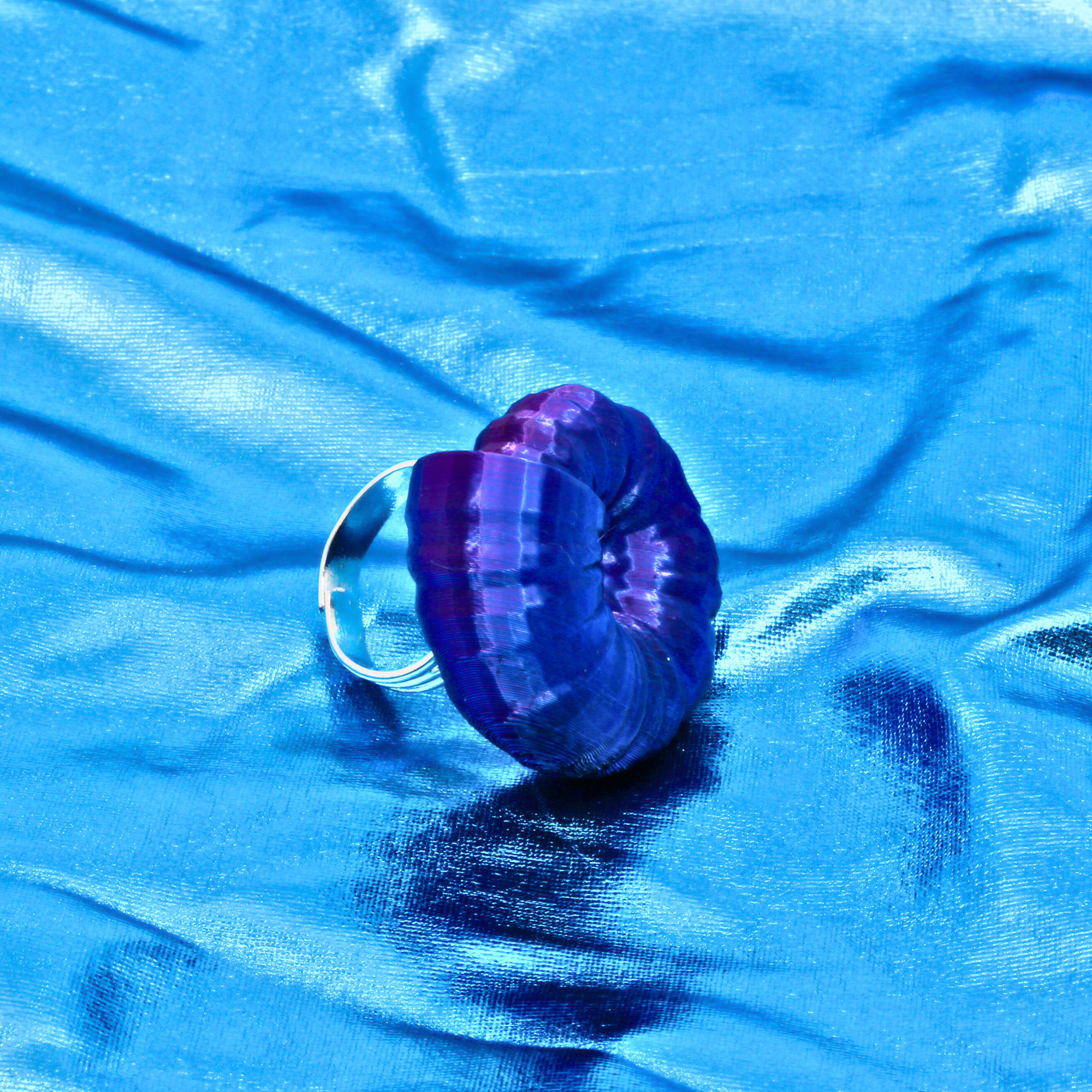 Fingerring 'Cyber Rocks Ammonit Galactic Blue-Violet' - Statement-Ring von Tukadu