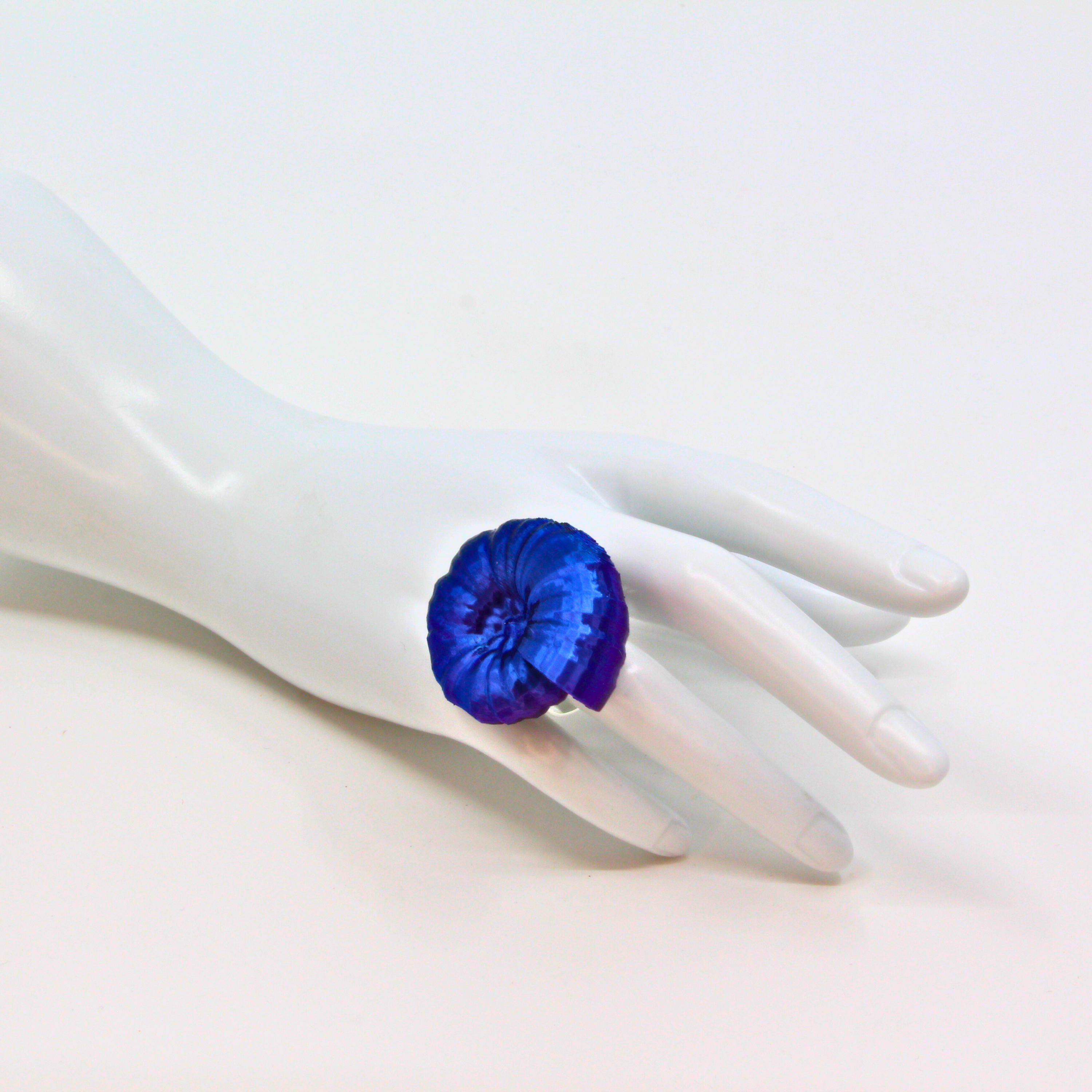 Fingerring 'Cyber Rocks Ammonit Galactic Blue-Violet' - Statement-Ring von Tukadu