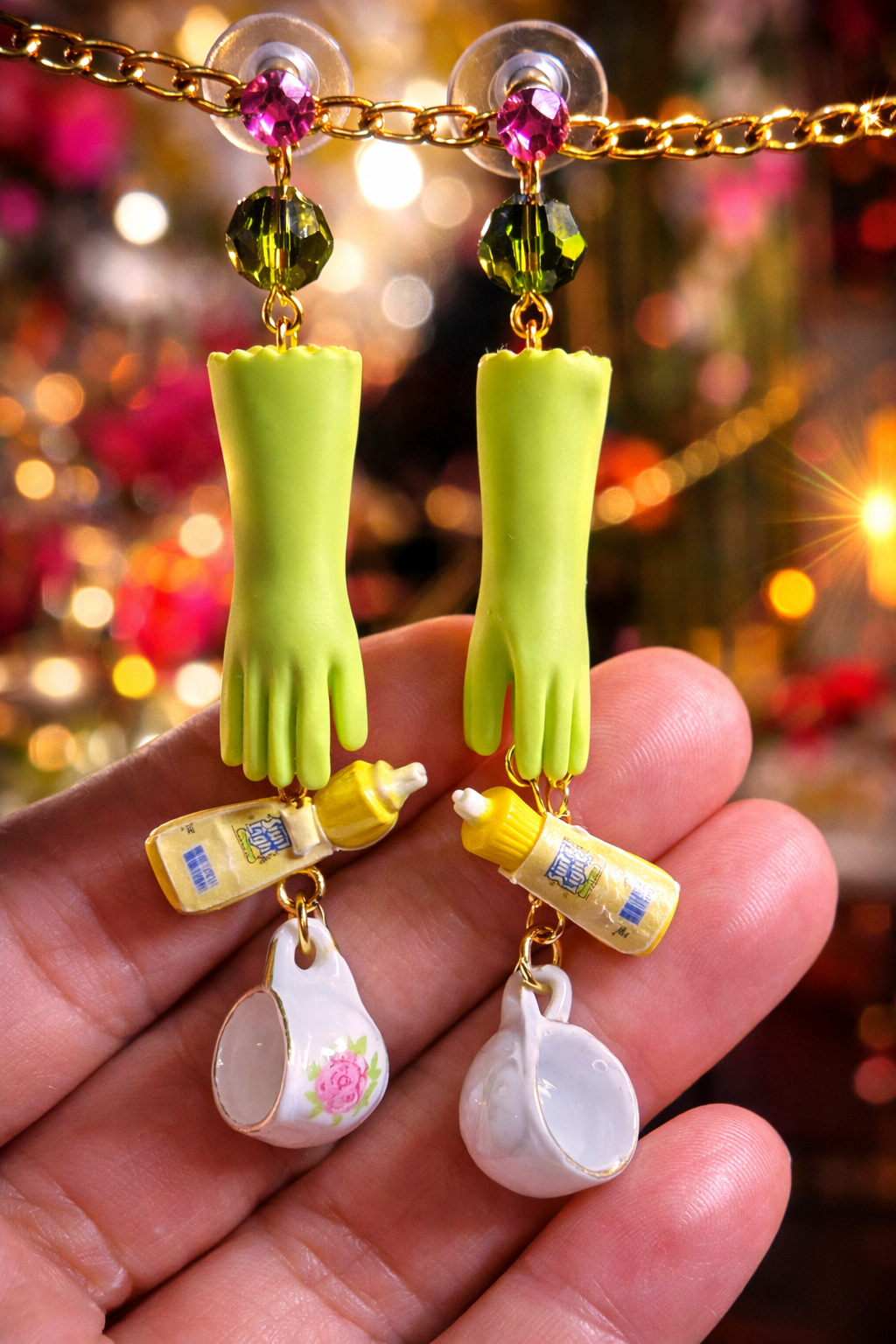 ‚Helping Hands‘ - Handgefertigte Ohrringe mit Küchen-Utensilien & Swarovski-Strass