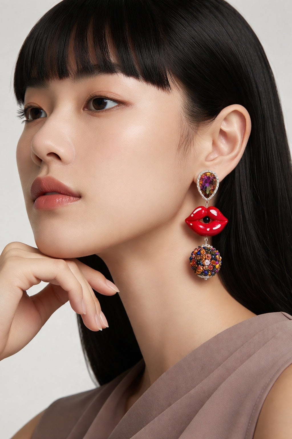 Kiss Me Bold – Handgefertigte Statement-Ohrringe mit Kussmund & Strasskugel