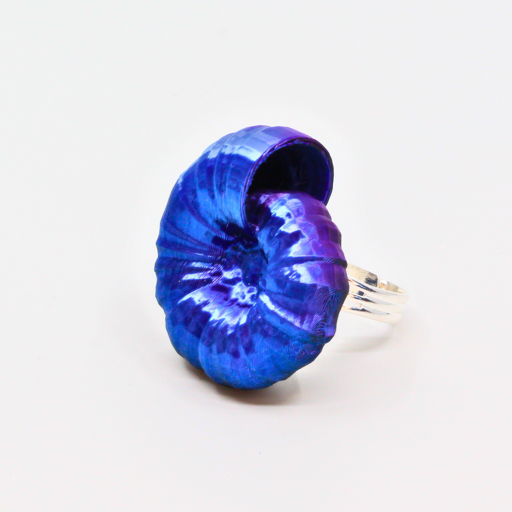 Fingerring 'Cyber Rocks Ammonit Galactic Blue-Violet' - Statement-Ring von Tukadu