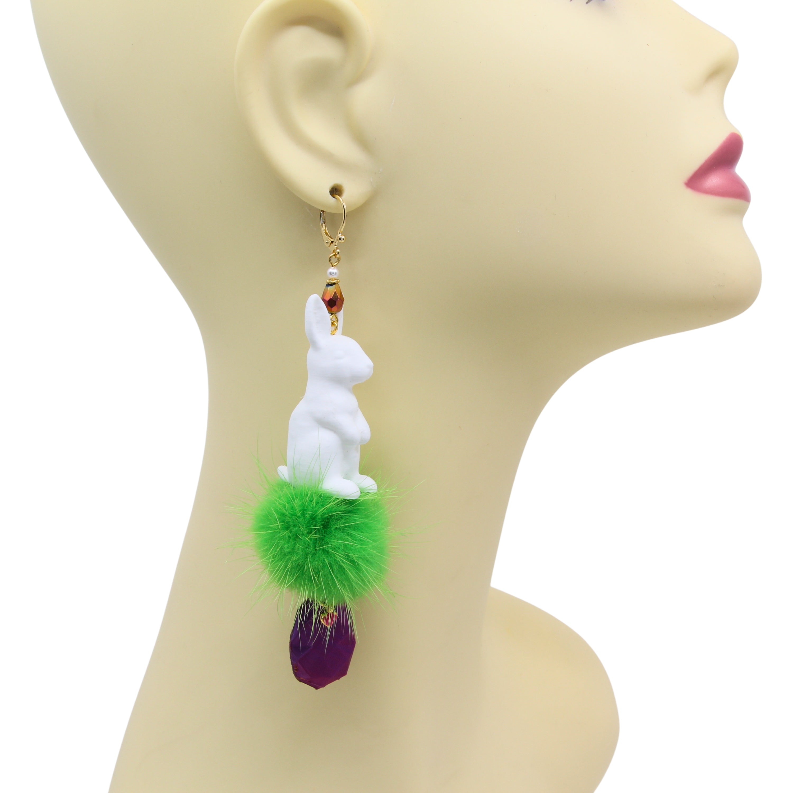 Tukadu Oster-Ohrringe „Grüner Puschelhase“ – Statement-Ohrringe mit 3D-Hasen, Pompon & Kristall