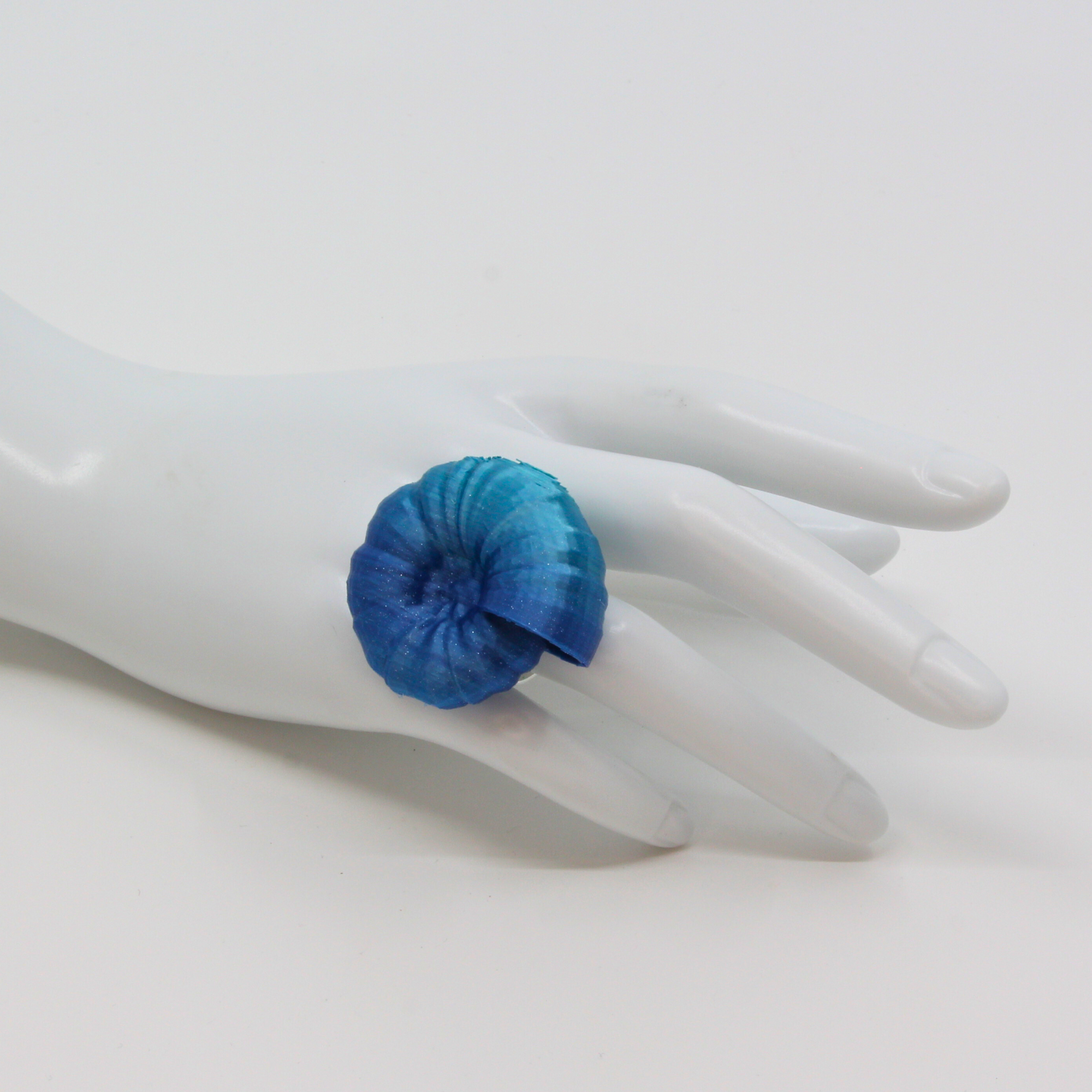 Fingerring 'Cyber Rocks Ammonit Shades of blue' - Statement-Ring von Tukadu
