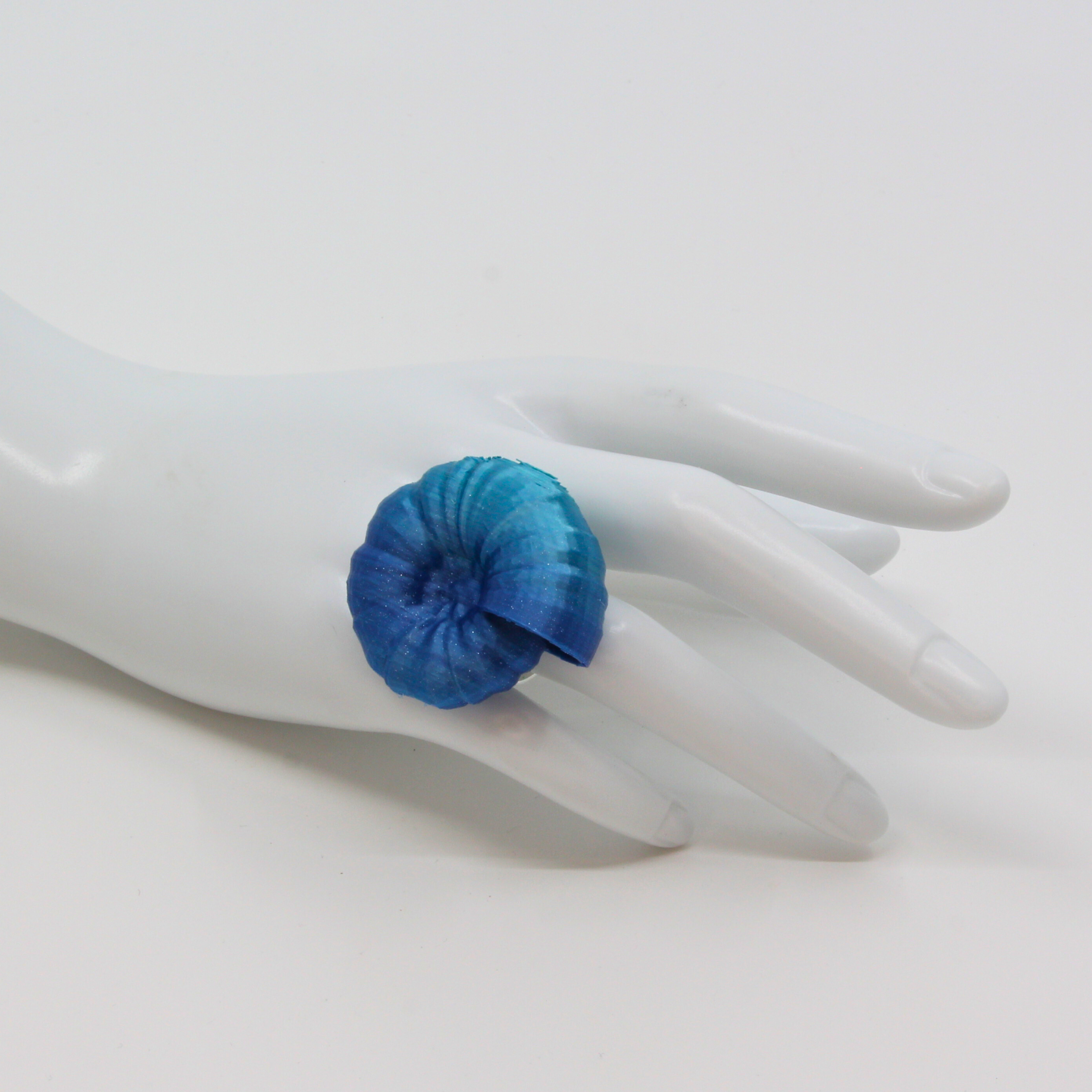 Fingerring 'Cyber Rocks Ammonit Shades of blue' - Statement-Ring von Tukadu