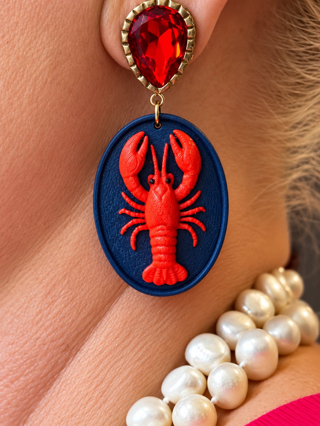 'Neo Cameo' Lobster - Hummer-Kameen mit Strass-Ohrstecker von Tukadu