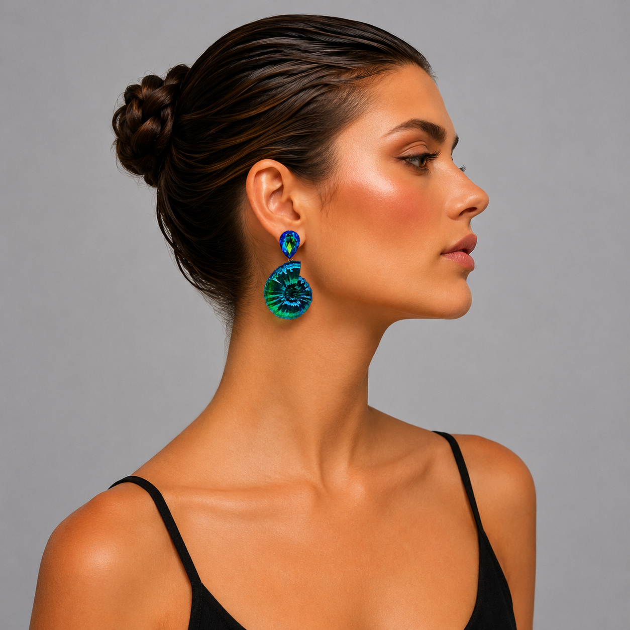 'Ammonite Dreams' Silky Ocean Shift – Statement-Ohrstecker mit Strass & Fossilien-Design von Tukadu