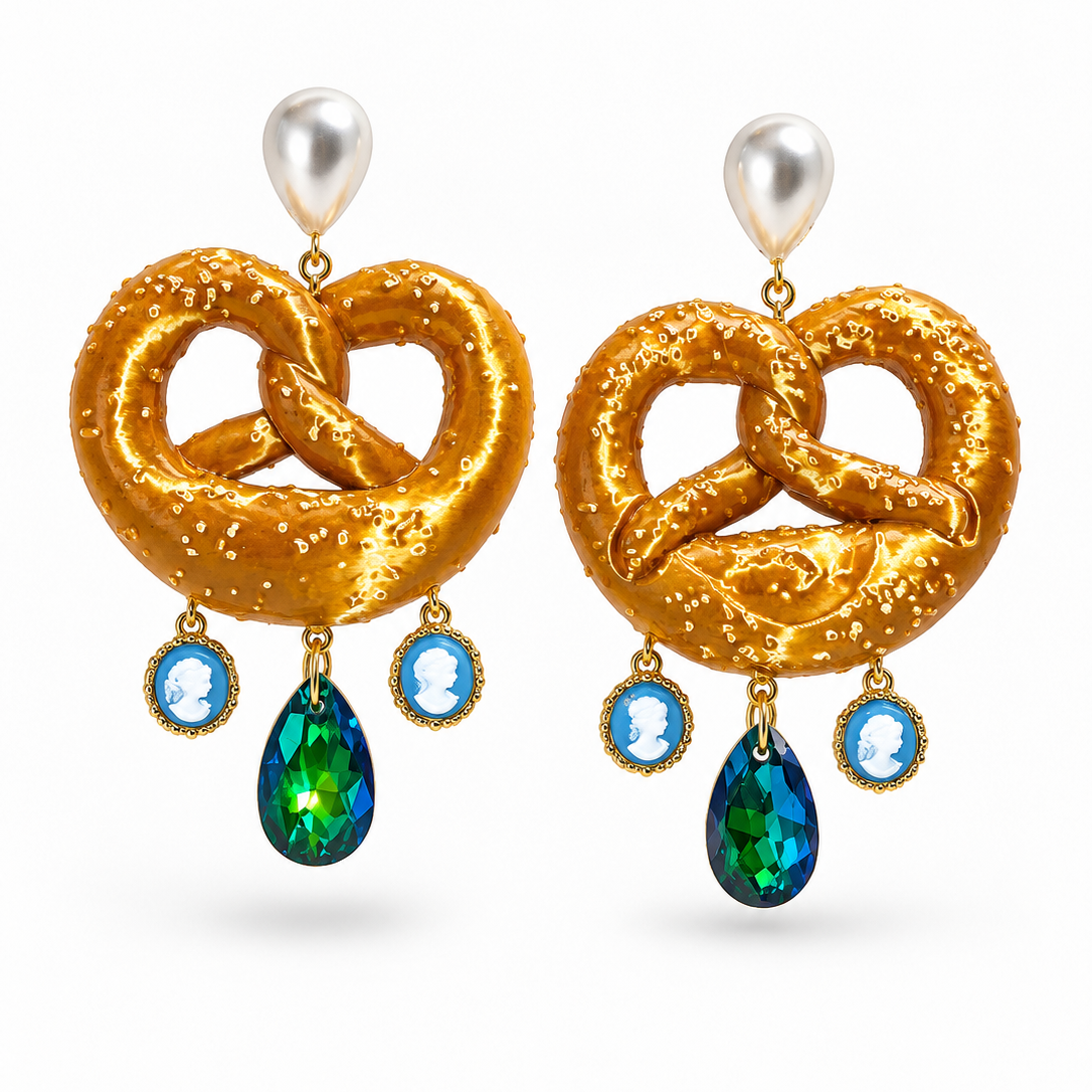 'Aufgebrezelt!' Brezn Royal – Statement-Ohrringe mit goldener Brezel, Kameen & Kristall von Tukadu