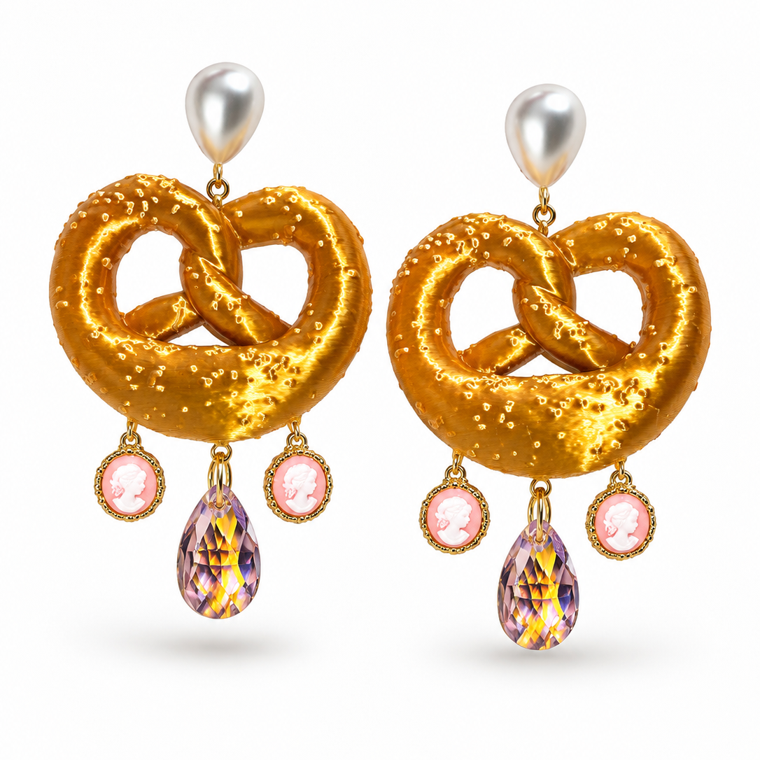 'Aufgebrezelt!' Brezn Royal – Statement-Ohrringe mit goldener Brezel, Kameen & Kristall von Tukadu