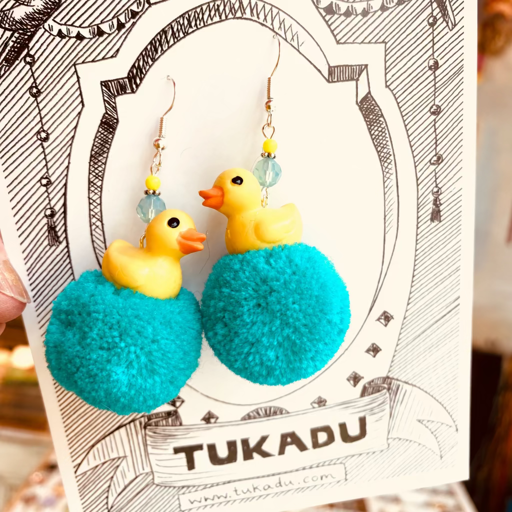 Tierfigur Ohrringe mit Pompon