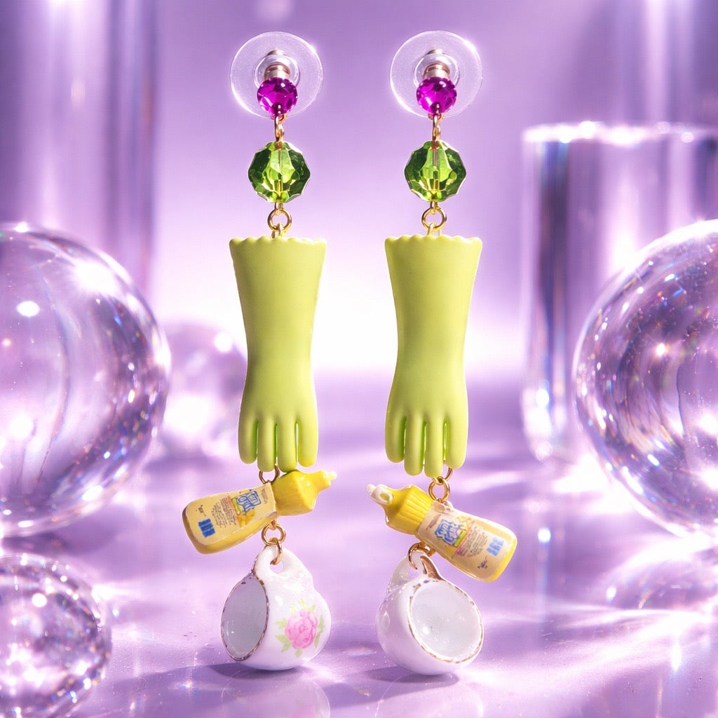 ‚Helping Hands‘ - Handgefertigte Ohrringe mit Küchen-Utensilien & Swarovski-Strass