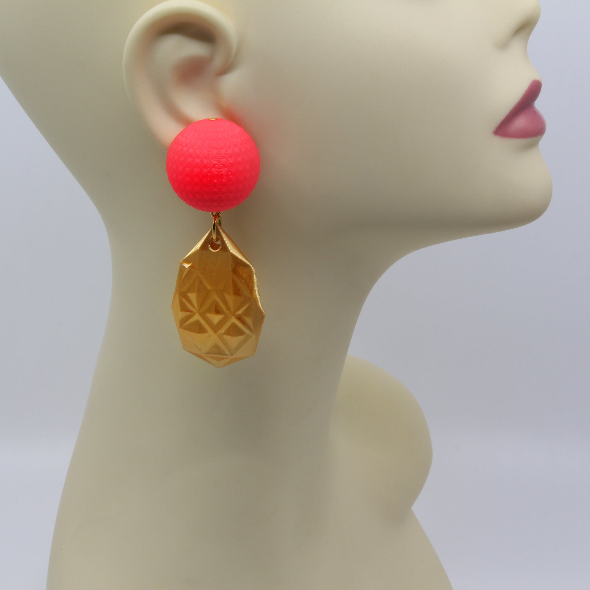 Statement-Ohrringe „Pop Rocks“ neonrot und gold – 3D-gedruckt vergoldete Stecker von Tukadu