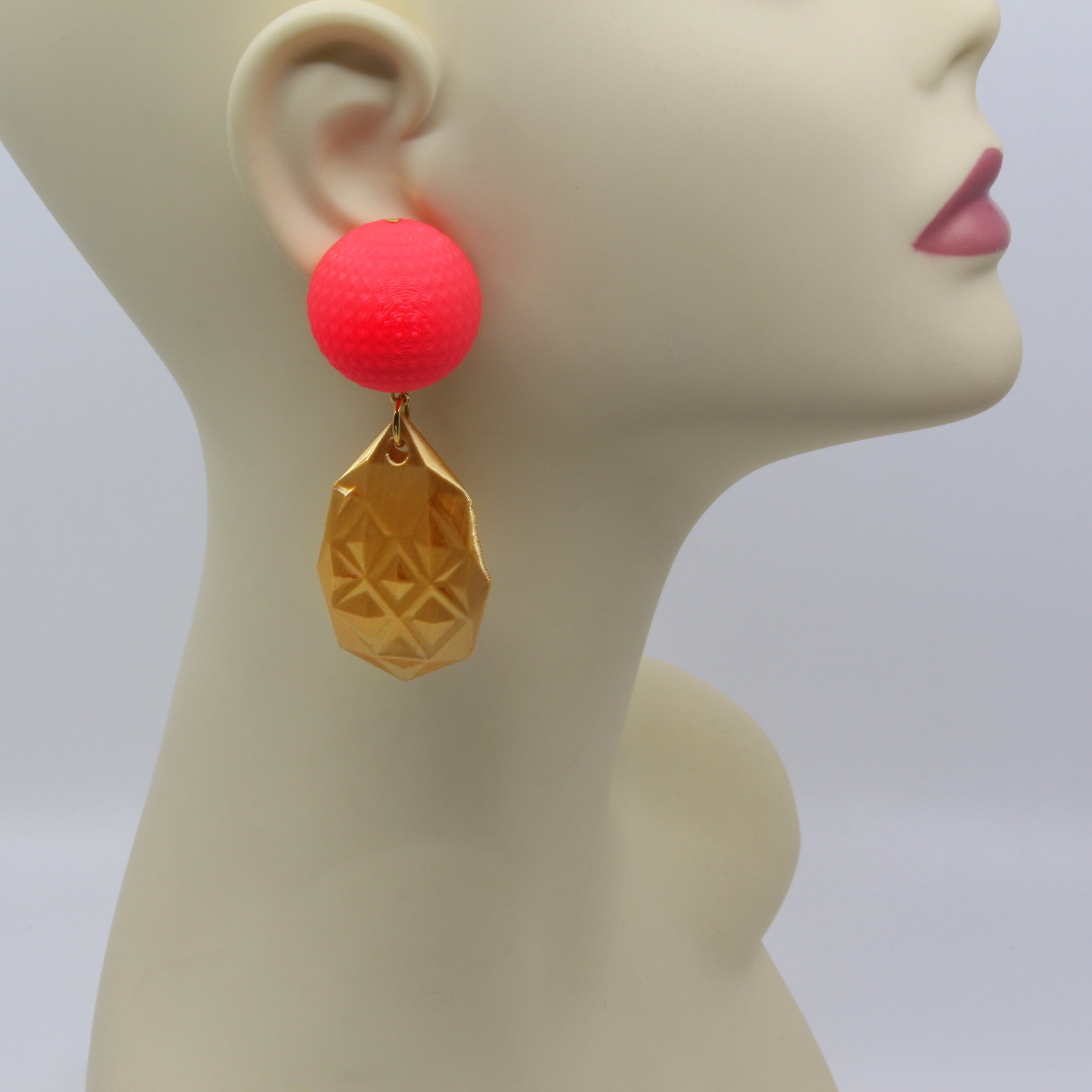 Statement-Ohrringe „Pop Rocks“ neonrot und gold – 3D-gedruckt vergoldete Stecker von Tukadu