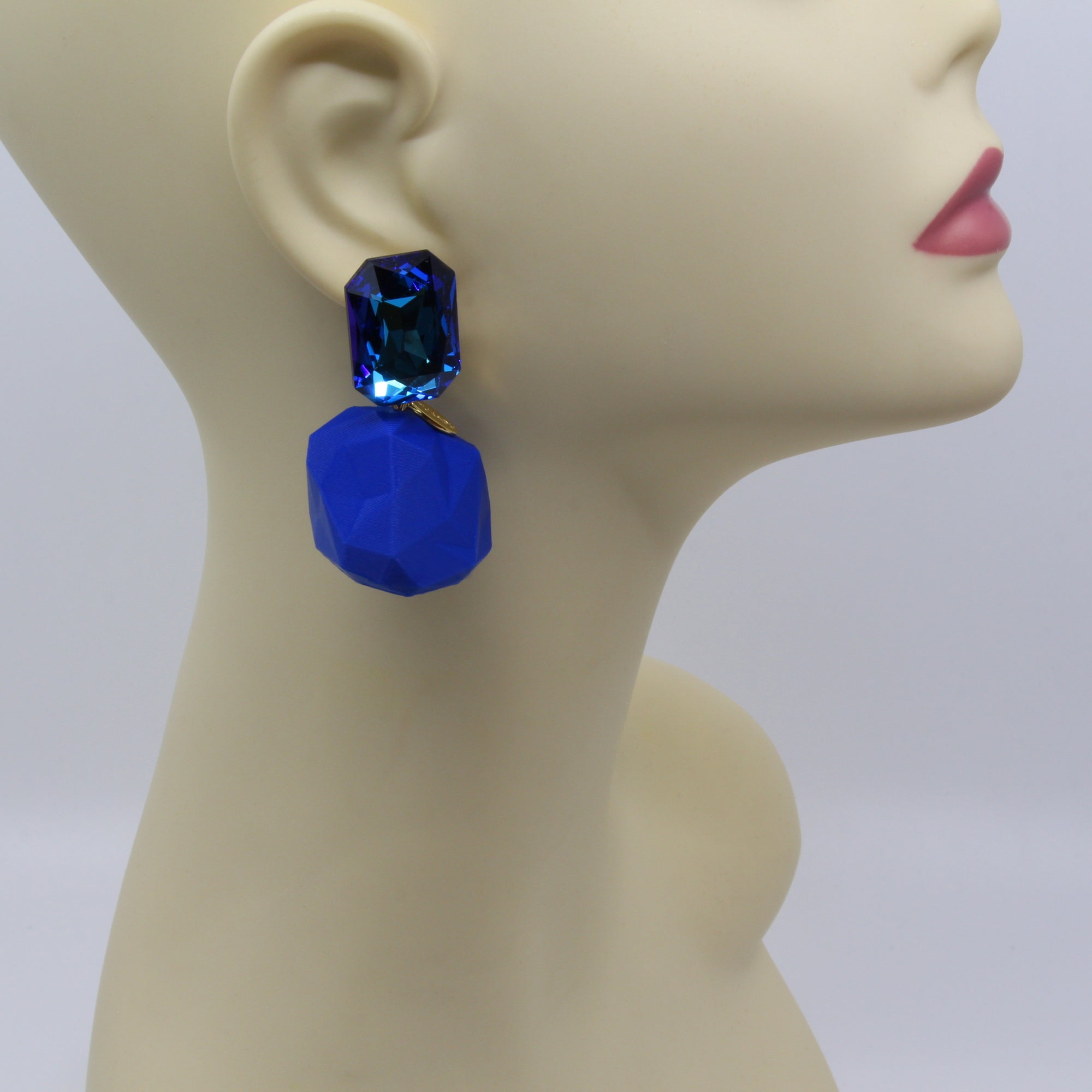 Statement-Ohrringe „Pop Rocks“ in blau – 3D-gedruckt mit Strass & 925er Silberstecker von Tukadu