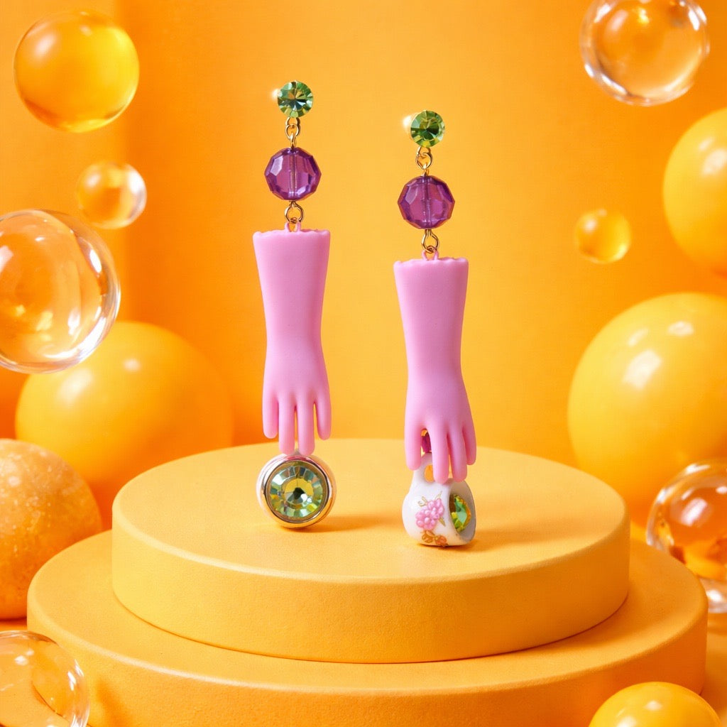 ‚Helping Hands‘ - Handgefertigte Ohrringe mit Küchen-Utensilien & Swarovski-Strass