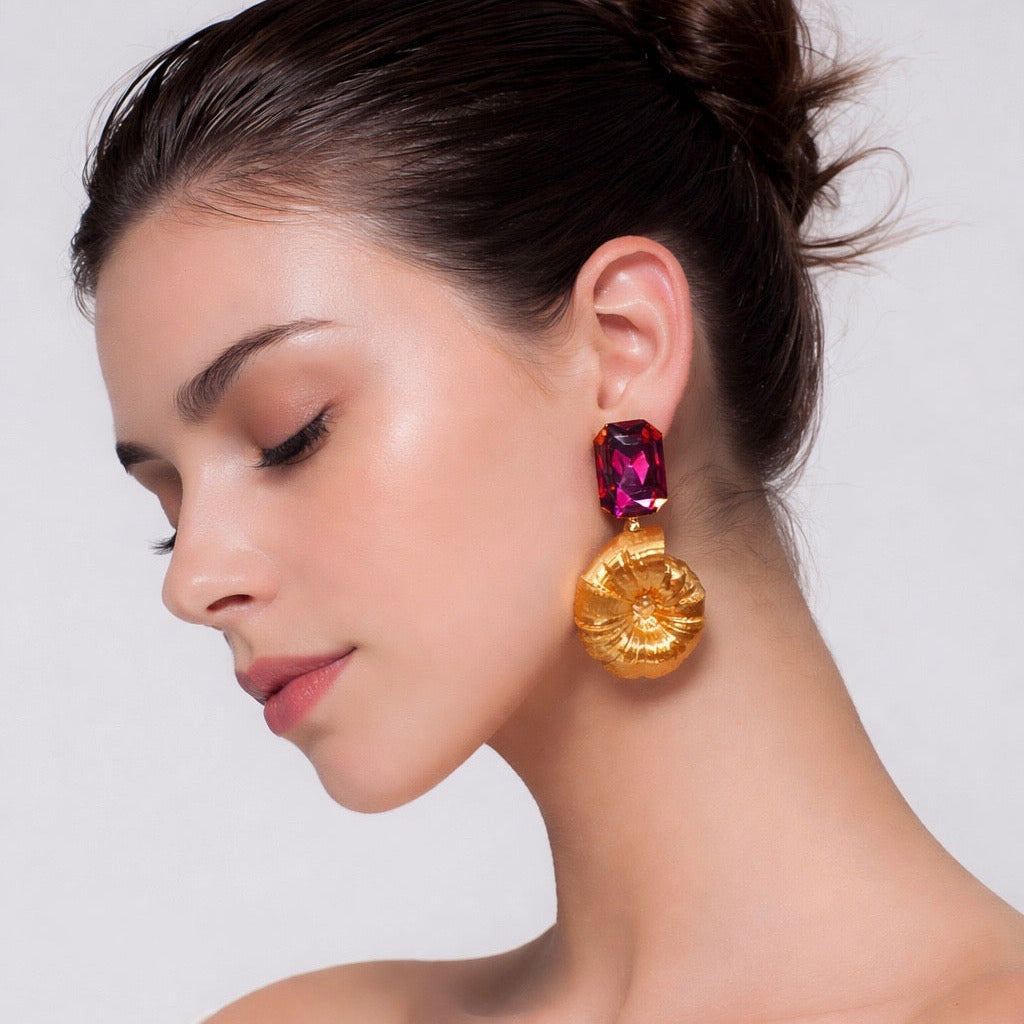 'Ammonite Dreams' golden shades – handgefertigte Ohrringe von Tukadu mit 3D-gedrucktem Fossil mit Strass & 925er Silberstecker von Tukadu