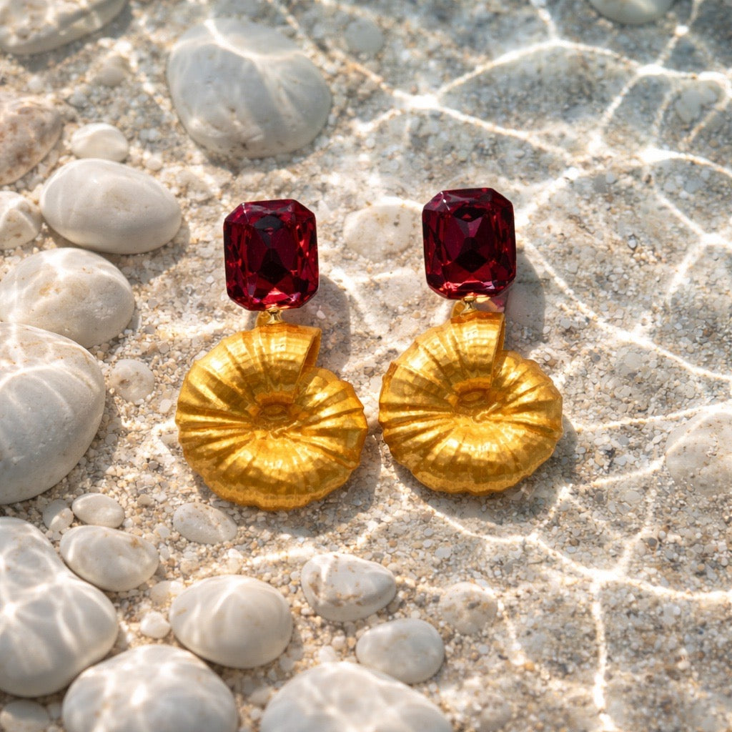 'Ammonite Dreams' golden shades – handgefertigte Ohrringe von Tukadu mit 3D-gedrucktem Fossil mit Strass & 925er Silberstecker von Tukadu