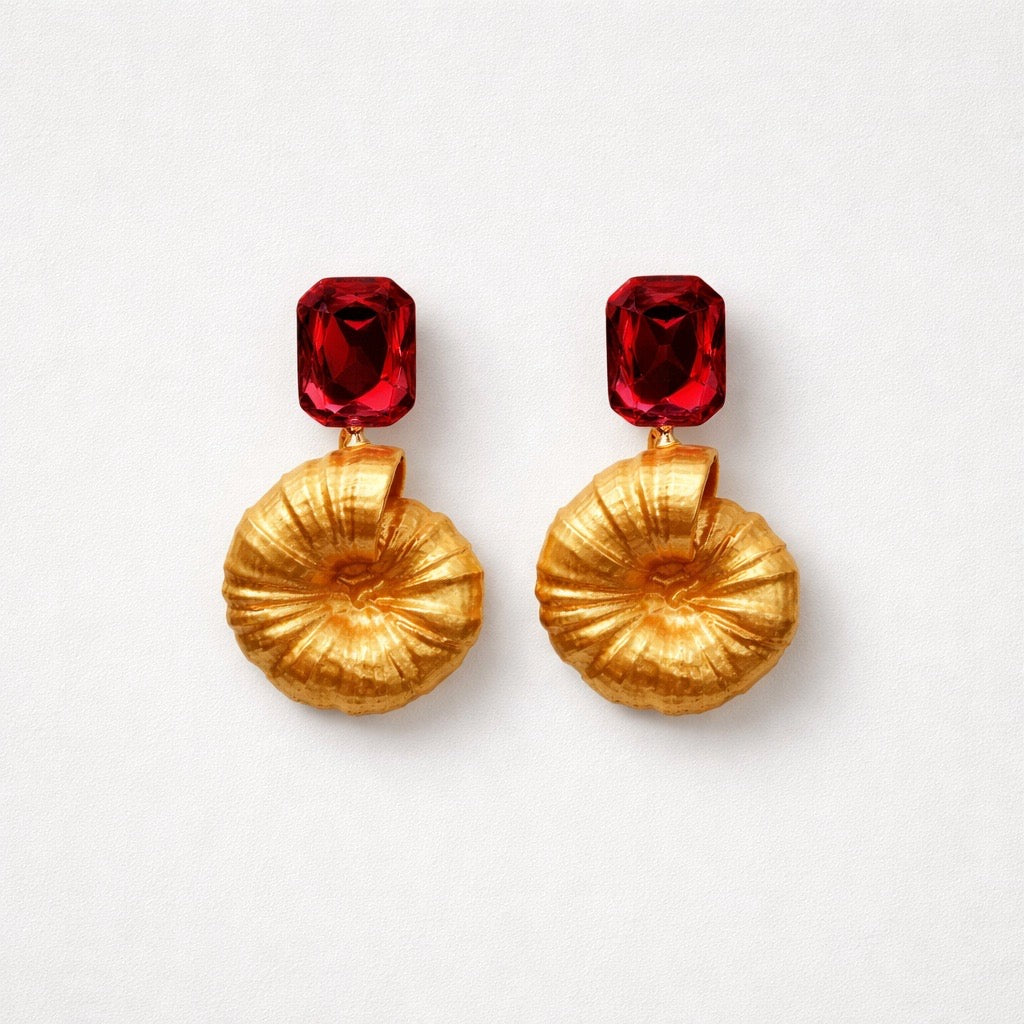 'Ammonite Dreams' golden shades – handgefertigte Ohrringe von Tukadu mit 3D-gedrucktem Fossil mit Strass & 925er Silberstecker von Tukadu