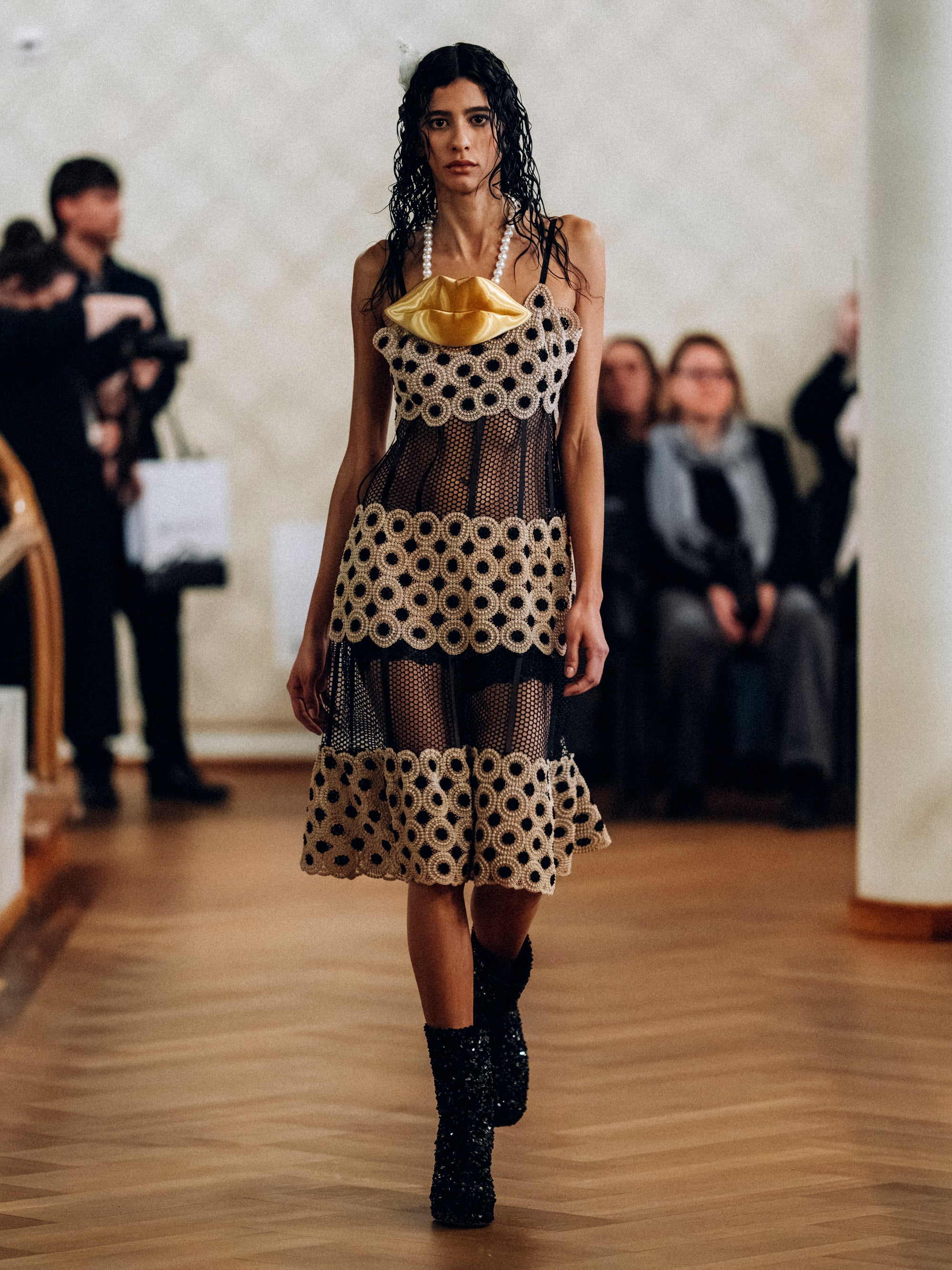 ‚Let’s kiss!‘ Collier