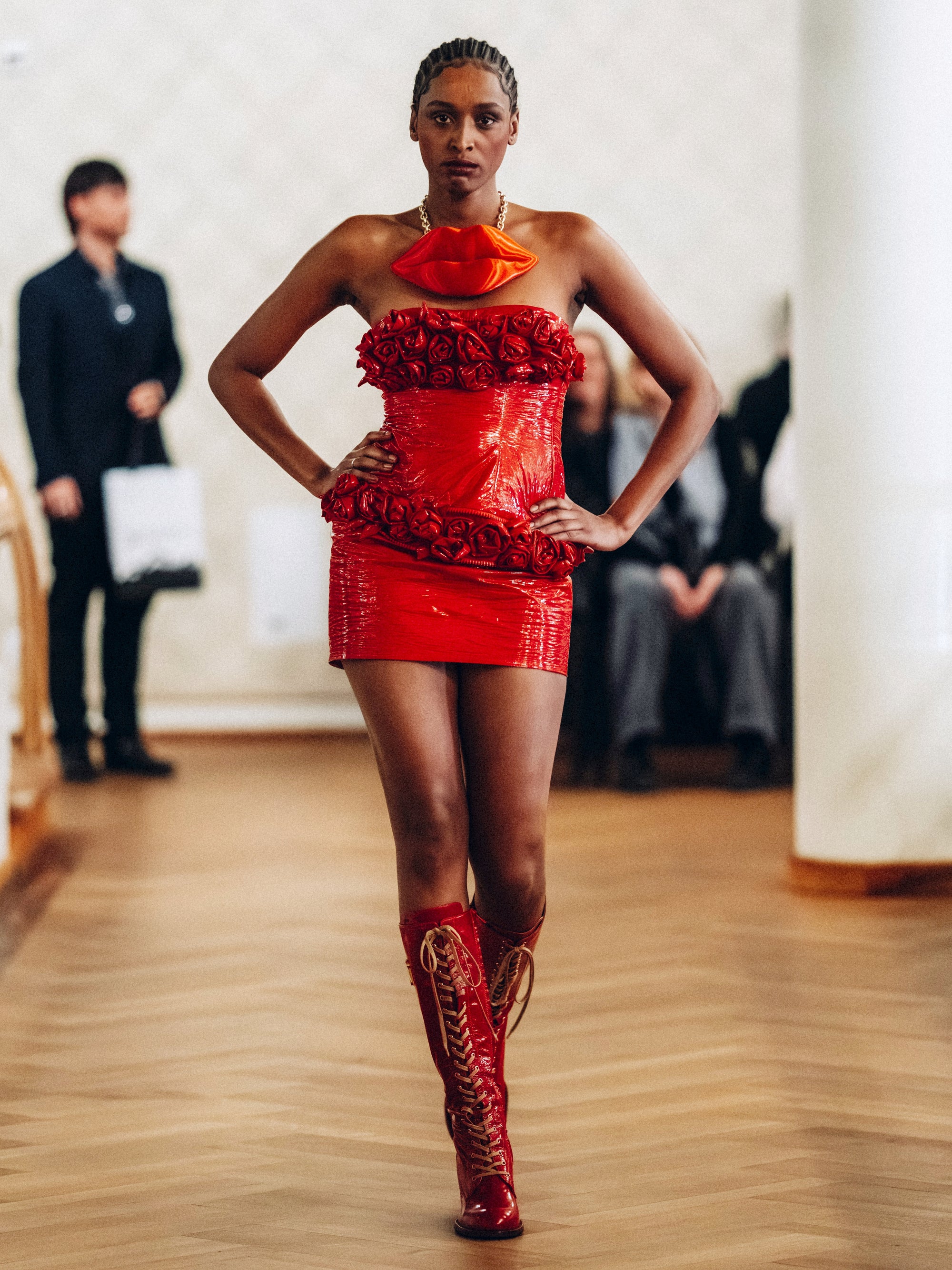 'Let‘s kiss!' Collier