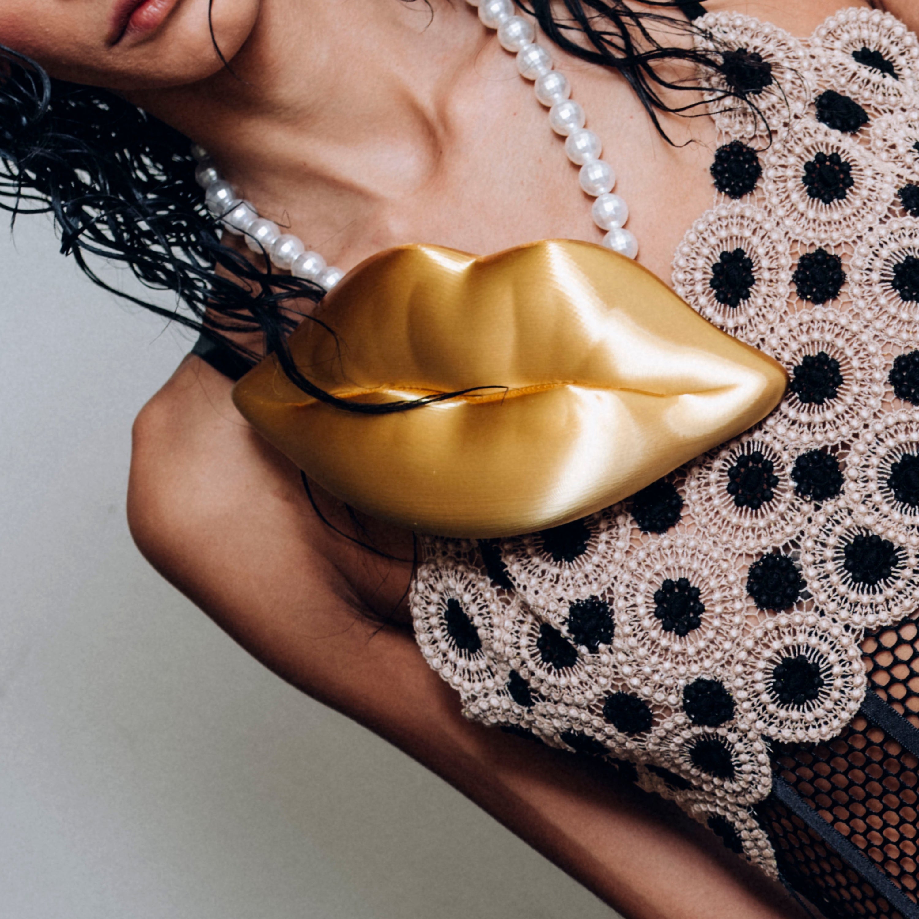 ‚Let’s kiss!‘ Collier