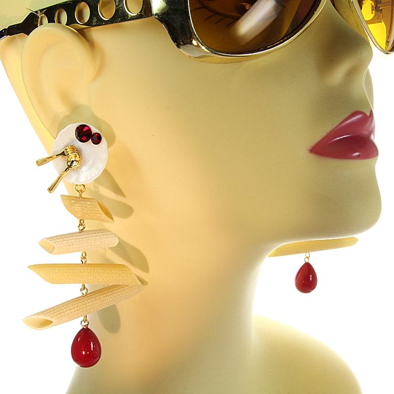Earrings pasta with tomato sauce